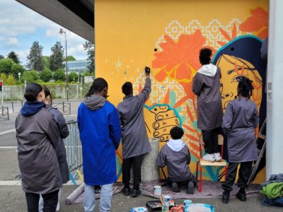 Lycéens peignant la fresque murale sur l'égalité des genres