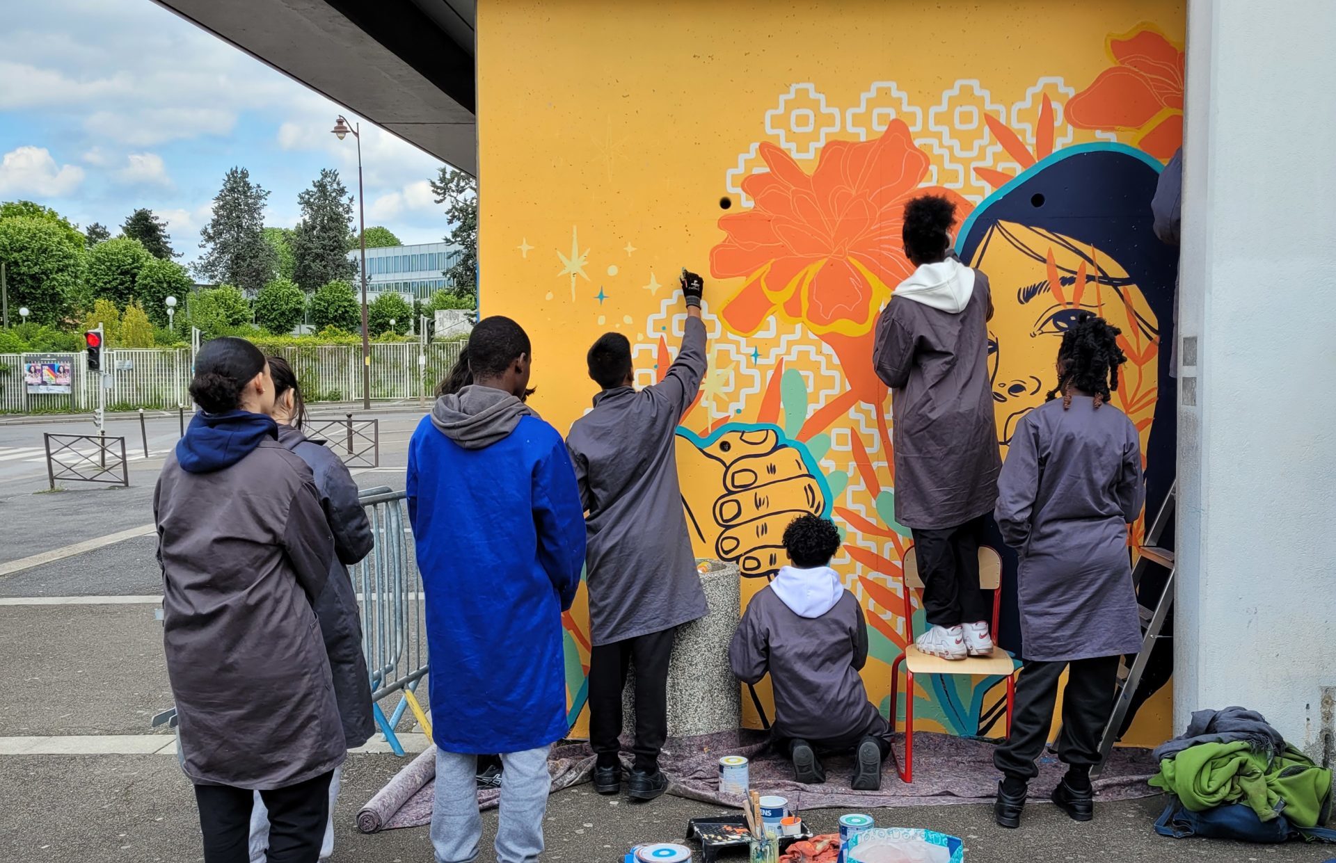 Lycéens peignant la fresque murale sur l'égalité des genres